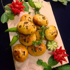 A picture of Mince filled buns.