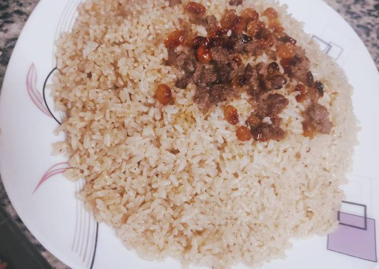 رز بالخلطه و اللحمة المفرومه و الزبيب