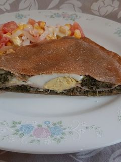 Una foto de Tarta de acelga y atún con masa integral