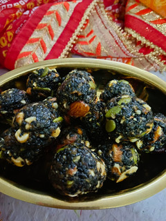 काला तिल और ड्राई फ्रूटस लड्डू (Black Sesame and Dry Fruits Laddu) रेसिपी मुख्य फोटो