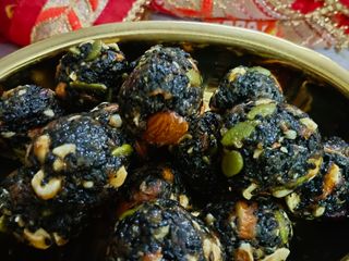 काला तिल और ड्राई फ्रूटस लड्डू (Black Sesame and Dry Fruits Laddu)