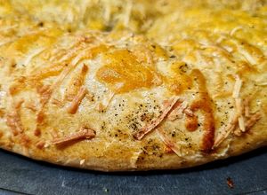 Una foto de TORTA DE PAN🥐Rellena de Quesos🧀Zaatar...!😛