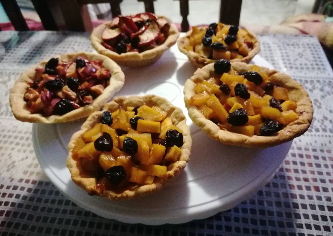 Tarta de manzana con mango y pasas