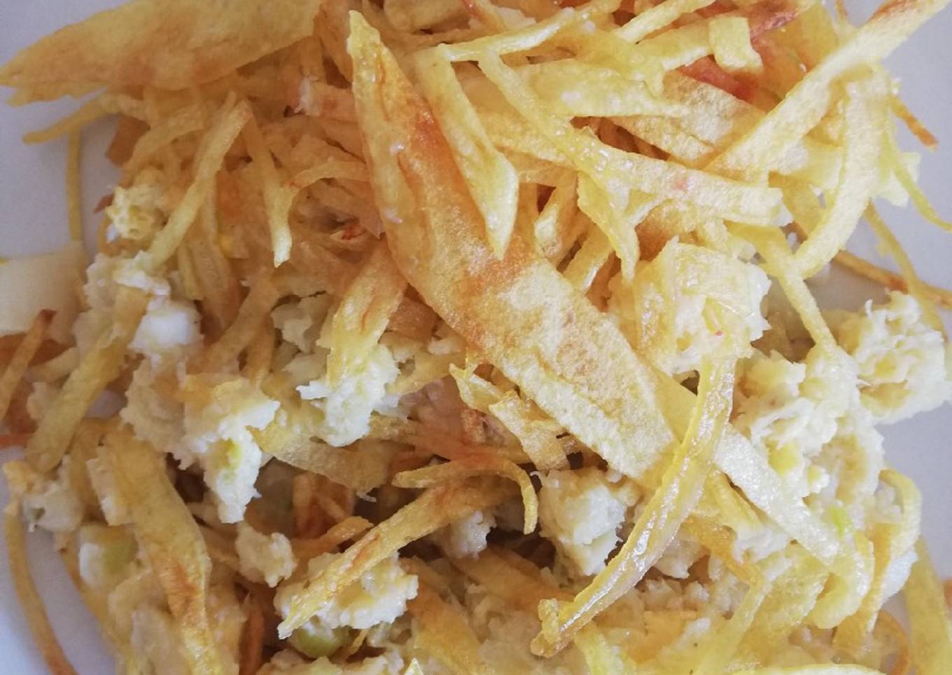 Revuelto de bacalao con puerros y corona de patatas paja