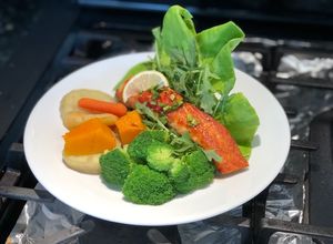 Hình của món Cá hồi chiên sốt mật ong chanh nước tương.