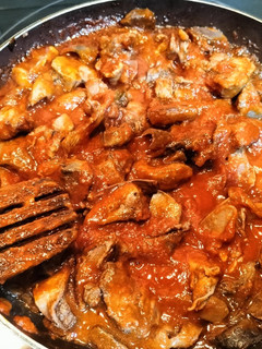 Una foto de Asadura de cordero con tomate