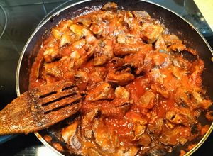Una foto de Asadura de cordero con tomate
