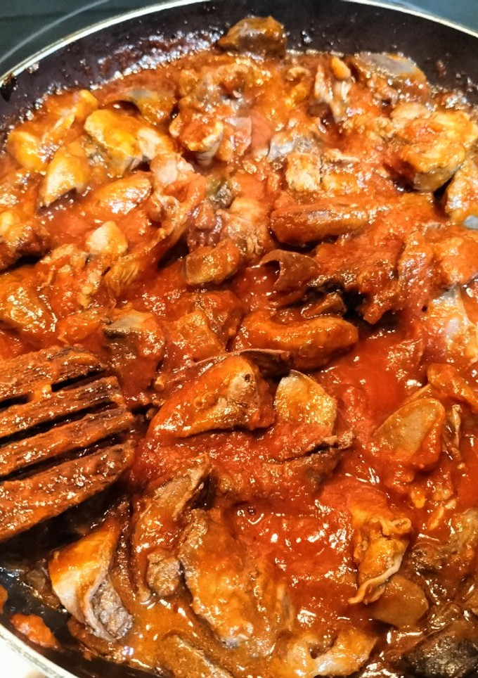 Una foto de Asadura de cordero con tomate