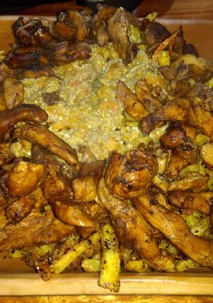 Una foto de Hipercalórico salvaje de bastones de pollo y papas bravas