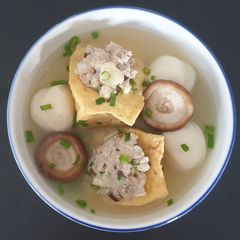 A picture of Chinese stuffed tofu soup.