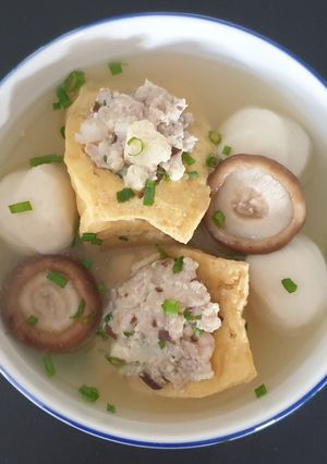 A picture of Chinese stuffed tofu soup.