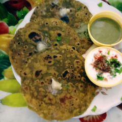 A picture of Super healthy soft crispy spinach(palak) veggi parotha.