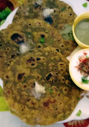 A picture of Super healthy soft crispy spinach(palak) veggi parotha.