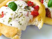 Una foto de pizza caprese