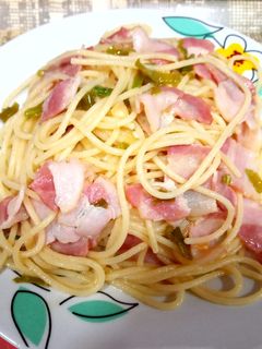 Una foto de Espaguetis con ajo, bacon y pimiento verde