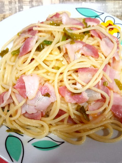 Una foto de Espaguetis con ajo, bacon y pimiento verde