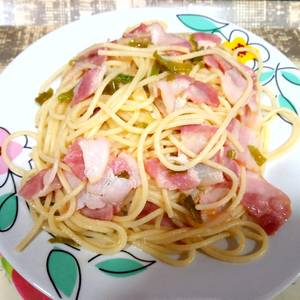 Espaguetis con ajo, bacon y pimiento verde