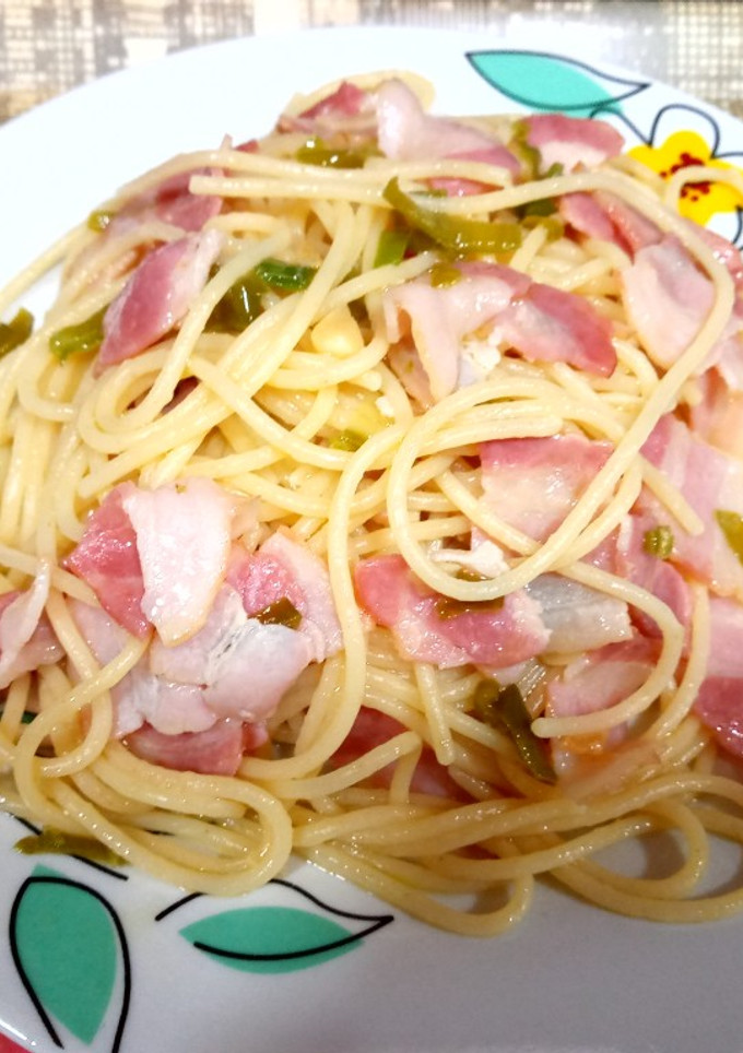 Una foto de Espaguetis con ajo, bacon y pimiento verde