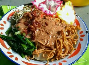 Foto resep Lontong Mie Bumbu Pecel