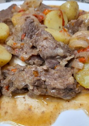 Una foto de Gulash con papines