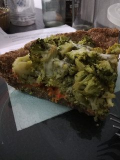 Una foto de Tarta de brócoli y zanahoria con masa casera
