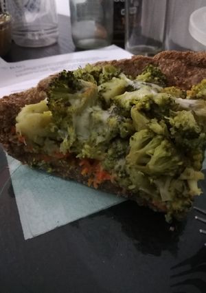 Una foto de Tarta de brócoli y zanahoria con masa casera