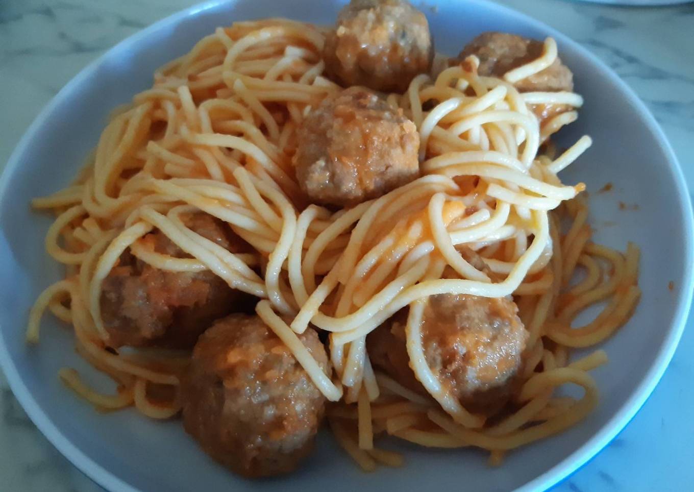 Espaguetti con albóndigas