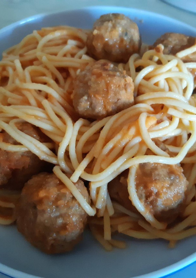 Una foto de Espaguetti con albóndigas