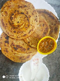 तिल वाले लच्छा पराठा और मैंगो छुंदा(पिकल) अनार का रायता रेसिपी मुख्य फोटो