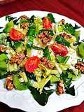 Ensalada de col chino, kiwis, nueces y sésamo