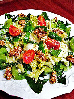 Una foto de Ensalada de col chino, kiwis, nueces y sésamo