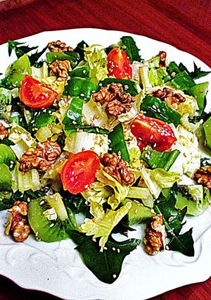 Una foto de Ensalada de col chino, kiwis, nueces y sésamo