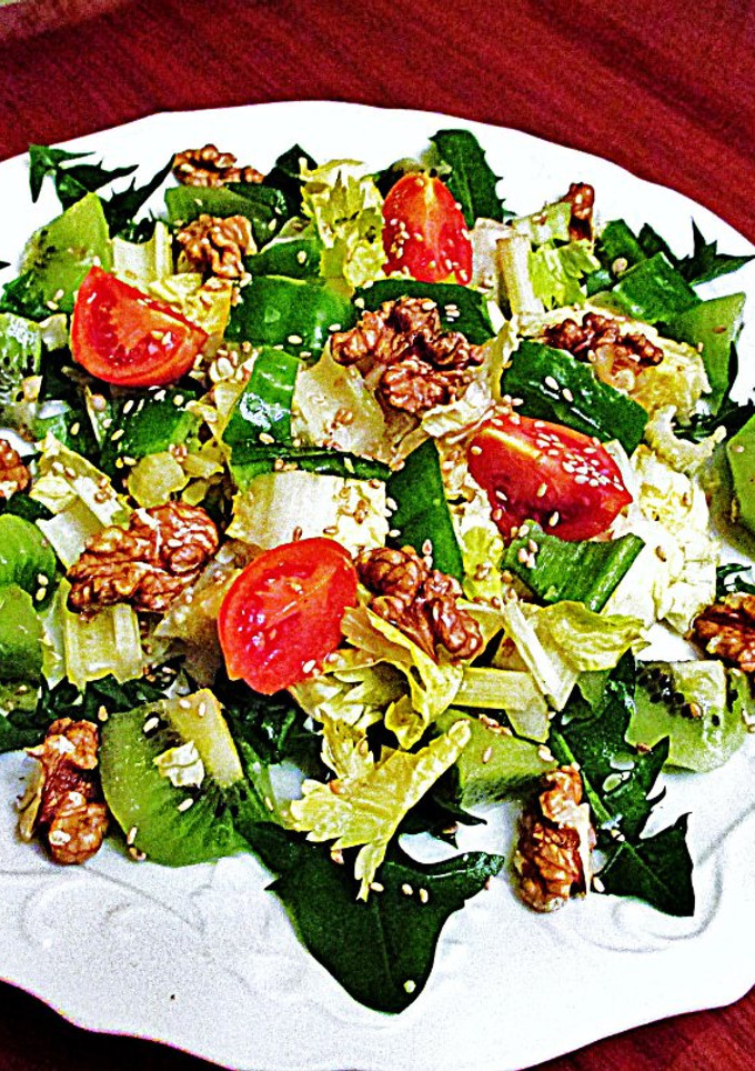 Una foto de Ensalada de col chino, kiwis, nueces y sésamo