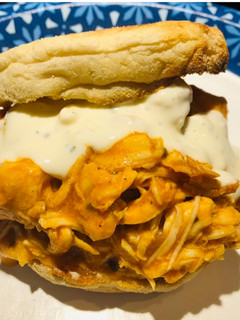 A picture of Crockpot Buffalo Ranch Chicken 🐔.