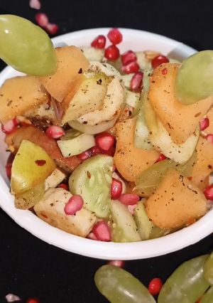 फलाहारी चटपटी फ्रूट चाट (falahari chatpati fruit chaat recipe in Hindi) रेसिपी मुख्य फोटो