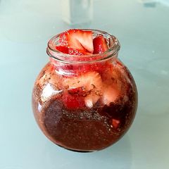 A picture of Chia pudding: Strawberries & chocolate 🍓.