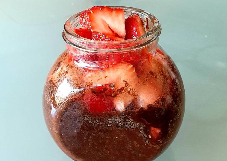 Steps to Make Quick Chia pudding: Strawberries &amp; chocolate 🍓