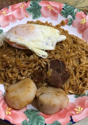滿漢大餐炒泡麵佐干貝半熟蛋 的食譜成品照片