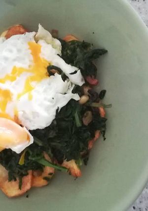 Una foto de Montadito de patata, espinacas y huevo