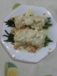 Una foto de Esparragos trigueros con atún y queso