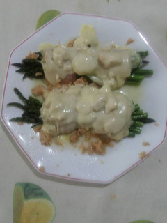 Una foto de Esparragos trigueros con atún y queso