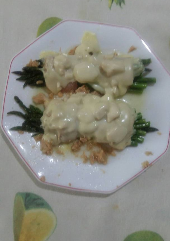 Una foto de Esparragos trigueros con atún y queso