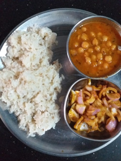 A picture of Chole chawl.