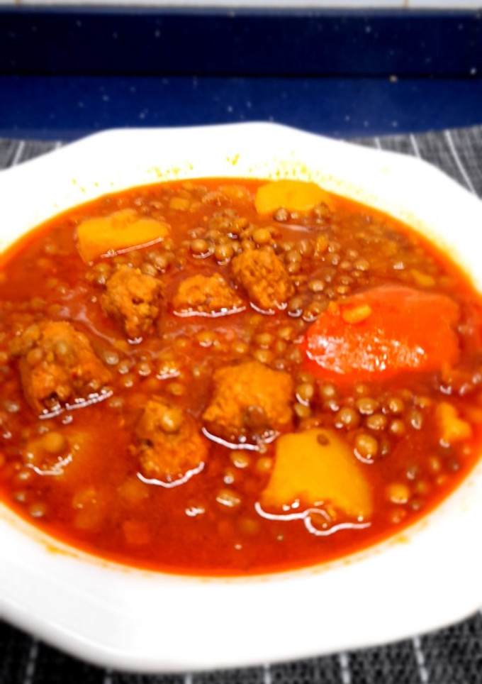 Una foto de Lentejas veganas con chorizo