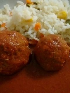 Una foto de Albóndigas en salsa roja (chile ancho)