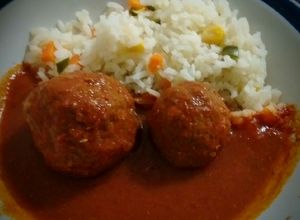 Una foto de Albóndigas en salsa roja (chile ancho)