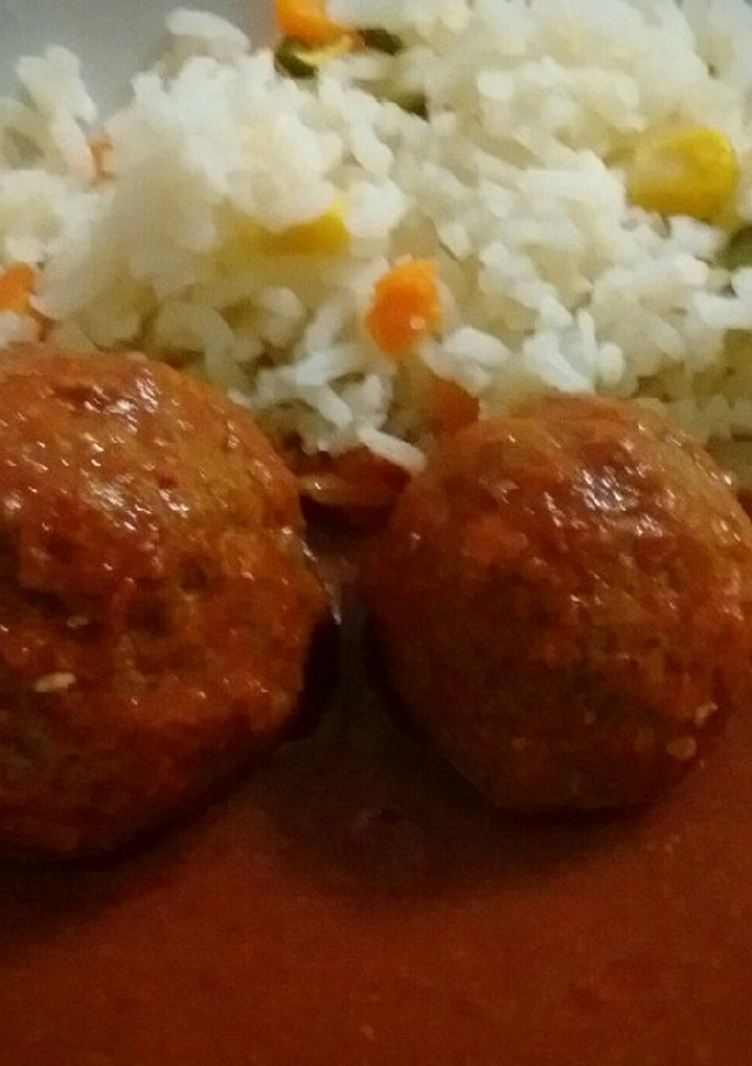 Una foto de Albóndigas en salsa roja (chile ancho)
