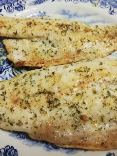Una foto de Lubina a la plancha con hierbas aromáticas 🌿