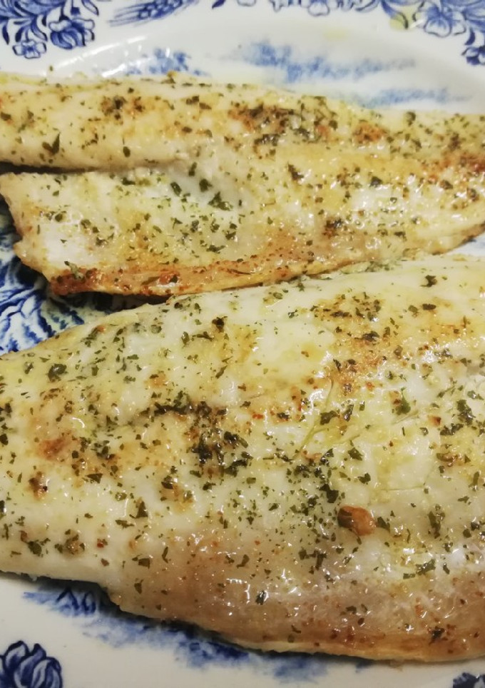 Una foto de Lubina a la plancha con hierbas aromáticas 🌿