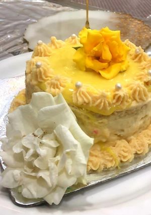 एगलेस लेमन कर्ड केक (eggless lemon curd cake recipe in Hindi) रेसिपी मुख्य फोटो